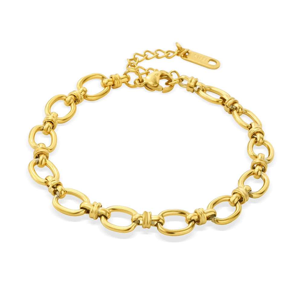 A cool gold chain bracelet with oval links that are twisted together. It's a simple but stylish piece that's perfect for everyday wear.